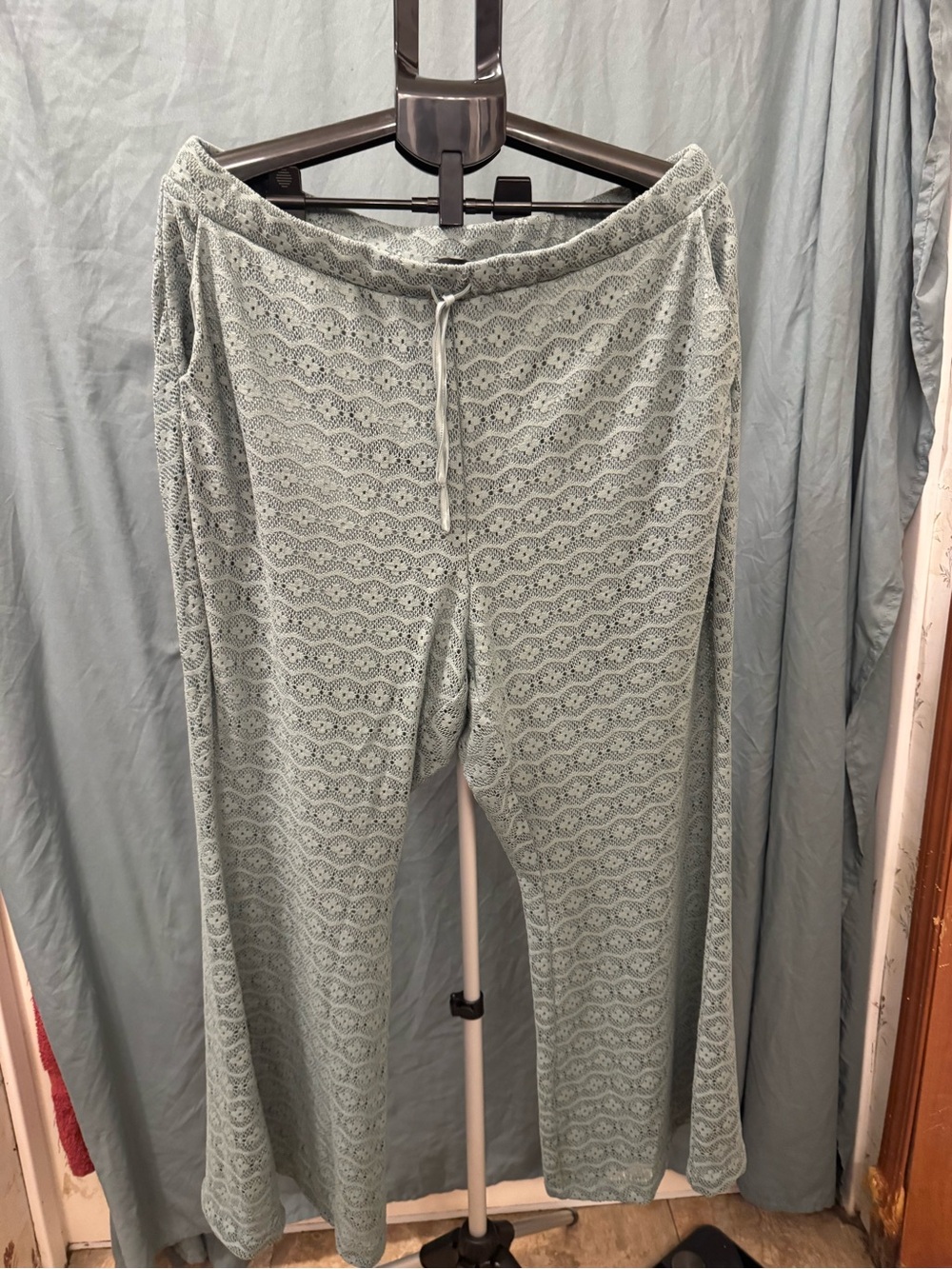 Torrid Pull-On Flare Leg Crochet High Rise Pants Chinois Green Size 1 Short NWT